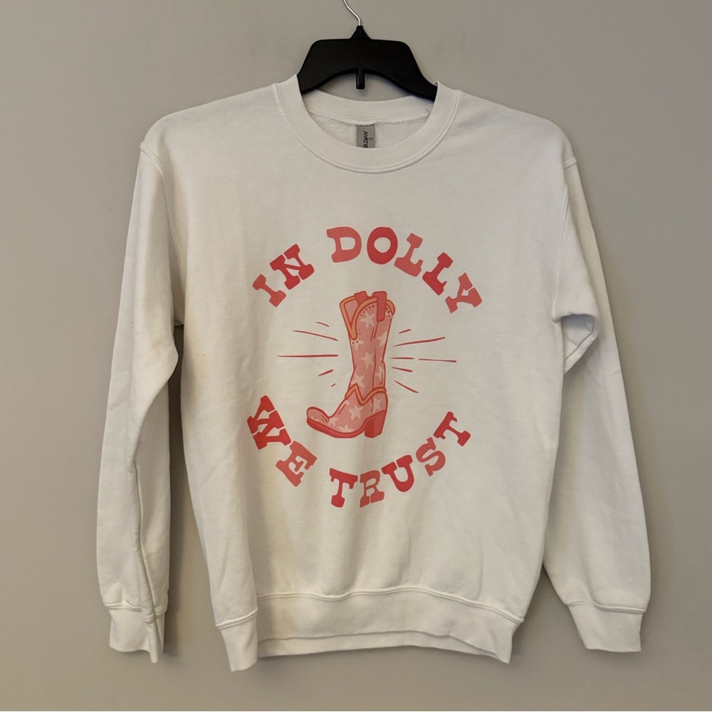In Dolly we Trust with cowboy boot white sweatshirt. S
